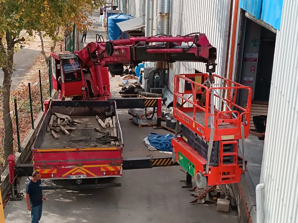 Vinç ile fabrika'nın bina arasına manlift bırakma